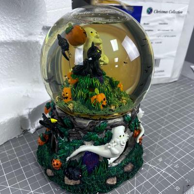 Lovely Musical HALLOWEEN SNOW (bat Snow) GLOBE - Works! 