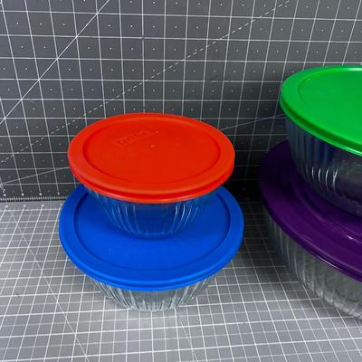 (4) Pyrex Bowls with the Lids 
