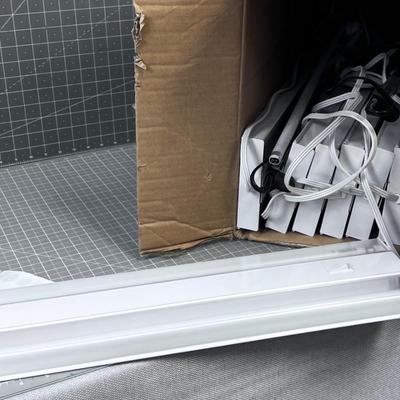 7 Florescent Fixtures 24" Like New 