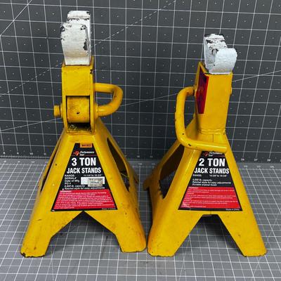 Mis Matched Pair of Jack Stands 2 & 3 Ton 