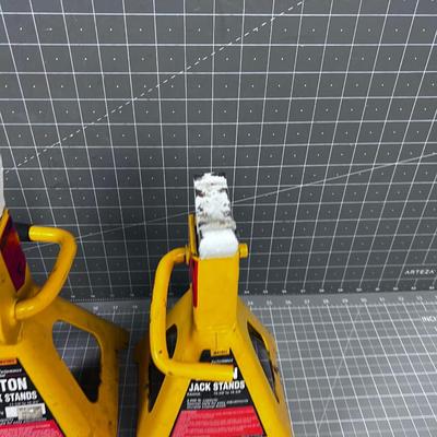 Mis Matched Pair of Jack Stands 2 & 3 Ton 