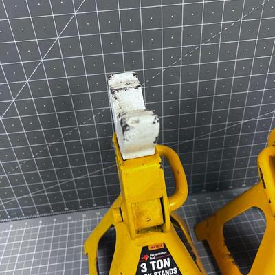 Mis Matched Pair of Jack Stands 2 & 3 Ton 