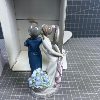 LLADRO Titled:  "Lets make up"