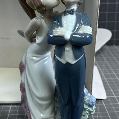 LLADRO Titled:  "Lets make up"