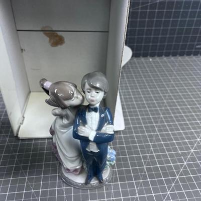 LLADRO Titled:  "Lets make up"