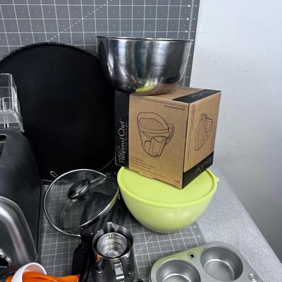 Sweet Kitchen Lot: Round Crepe Pan, Pamper Chef, Muffin etc. 
