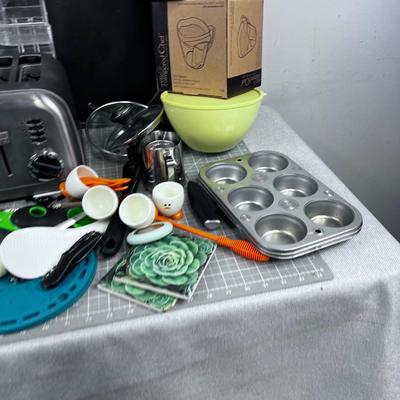 Sweet Kitchen Lot: Round Crepe Pan, Pamper Chef, Muffin etc. 