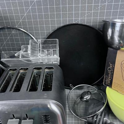 Sweet Kitchen Lot: Round Crepe Pan, Pamper Chef, Muffin etc. 