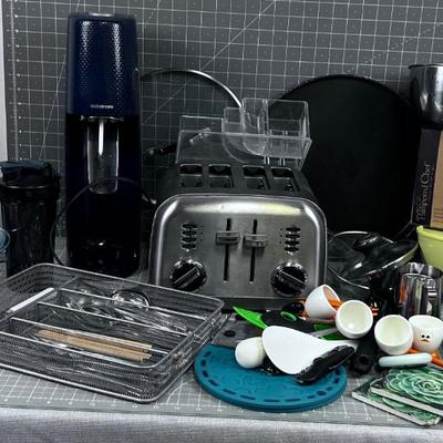 Sweet Kitchen Lot: Round Crepe Pan, Pamper Chef, Muffin etc. 