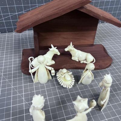 NATIVITY SCENE Wood and Plastic MCM like