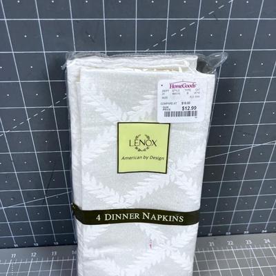2 Sets of 4 LENOX Similar Pattern