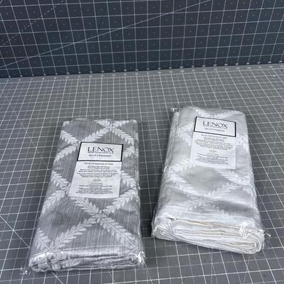 2 Sets of 4 LENOX Similar Pattern