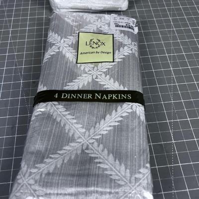 2 Sets of 4 LENOX Similar Pattern