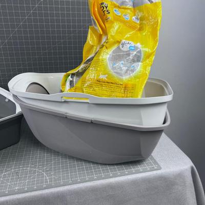 2 Kitty Liter Boxes with a Scoop & Liter 
