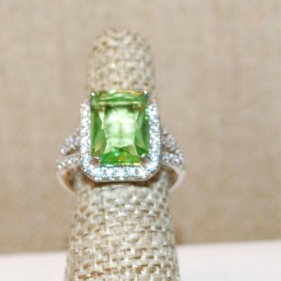 Size 6½ Large Emerald Cut Transparent Lime Green Stone Ring with Full Clear Stones Surround & Accents on a Silver Tone Band (6.8g)