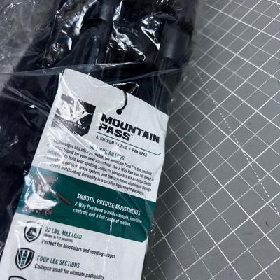 VORTEX Mountain Pass Aluminum Tripod plus Pan Head - NEW 