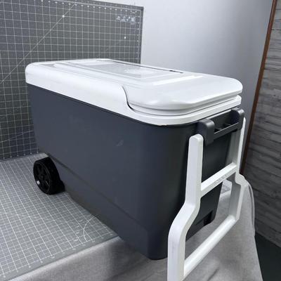 Igloo Cooler on Wheels GREY 