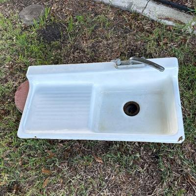 Old Porcelain Sink ~ * Read Details