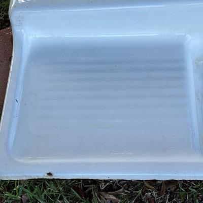 Old Porcelain Sink ~ * Read Details