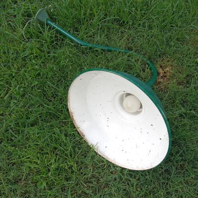 8 vintage green metal lamps.