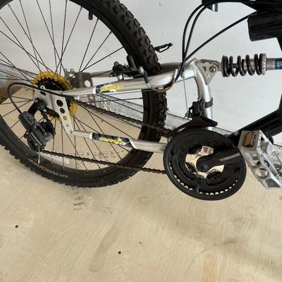 MONGOOSE ~ XR75 ~ 21 Speed Boys Bike