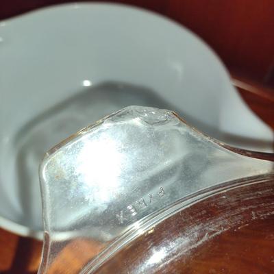 Vintage Pyrex 'Early American' Covered Casserole Baker in Brown and Gold- 2 1/2 Quart Capacity
