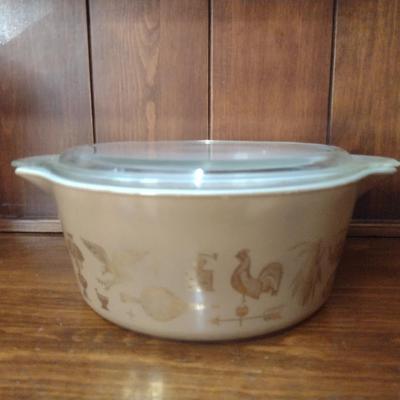 Vintage Pyrex 'Early American' Covered Casserole Baker in Brown and Gold- 2 1/2 Quart Capacity