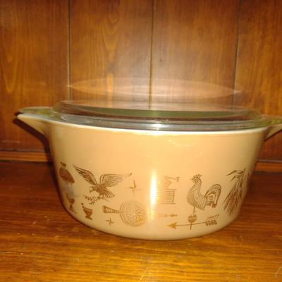 Vintage Pyrex 'Early American' Covered Casserole Baker in Brown and Gold- 2 1/2 Quart Capacity
