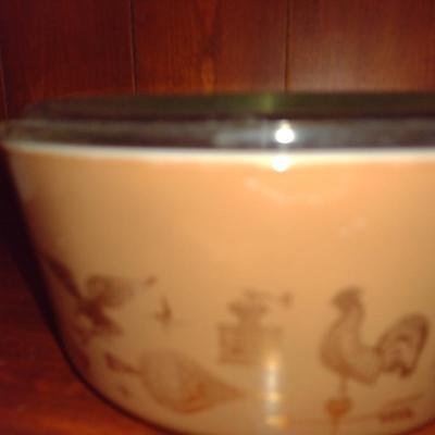 Vintage Pyrex 'Early American' Covered Casserole Baker in Brown and Gold- 2 1/2 Quart Capacity