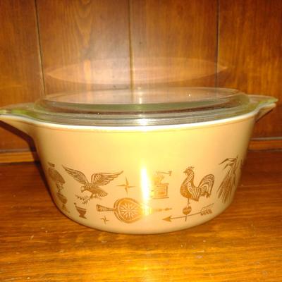 Vintage Pyrex 'Early American' Covered Casserole Baker in Brown and Gold- 2 1/2 Quart Capacity