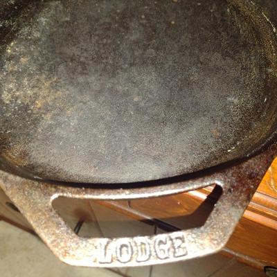 Lodge Cast Iron Skillet with Helper Handle- 12" in Diameter