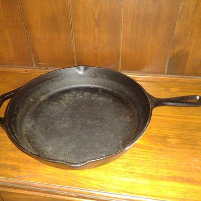 Lodge Cast Iron Skillet with Helper Handle- 12" in Diameter