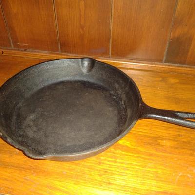 Mainstay Cast Iron Skillet- 10" in Diameter