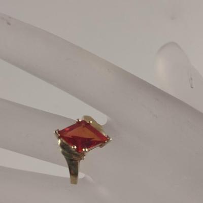 10 Karat Yellow Gold and Orange Stone Ring- Size 7- Approx Total Weight 3.9 Grams (#27)