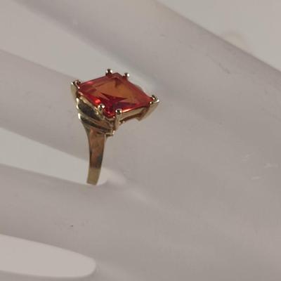 10 Karat Yellow Gold and Orange Stone Ring- Size 7- Approx Total Weight 3.9 Grams (#27)
