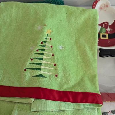Holiday Wreaths Tablecloth Towel Potholders