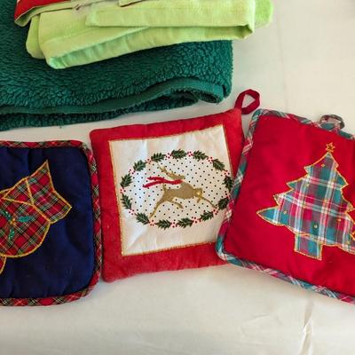 Holiday Wreaths Tablecloth Towel Potholders