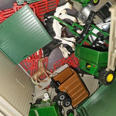 1/64 Ertl Machine Shed Set with Vehicles Tractors Animals Acessories & Fence