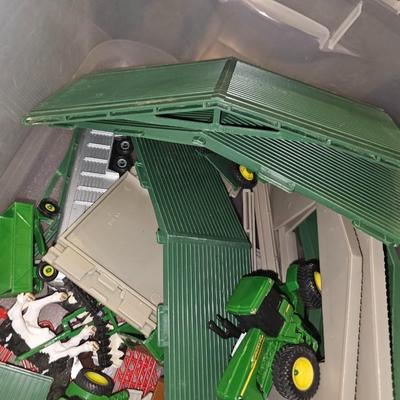 1/64 Ertl Machine Shed Set with Vehicles Tractors Animals Acessories & Fence