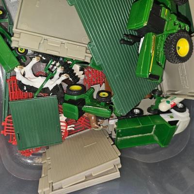 1/64 Ertl Machine Shed Set with Vehicles Tractors Animals Acessories & Fence