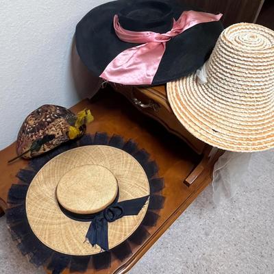 Lot of vintage hats