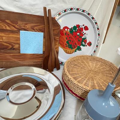Assortment of kitchen items