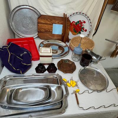 Assortment of kitchen items
