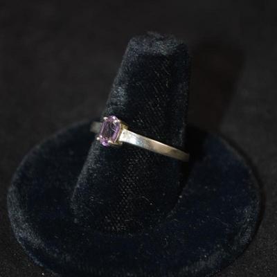 925 Sterling Ring w/ Amethyst Size 8, 2.0g