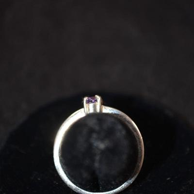 925 Sterling Ring w/ Amethyst Size 8, 2.0g