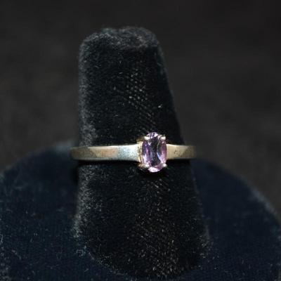 925 Sterling Ring w/ Amethyst Size 8, 2.0g