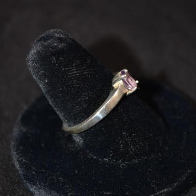 925 Sterling Ring w/ Amethyst Size 8, 2.0g