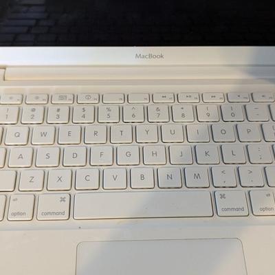 Apple MacBook No Plug