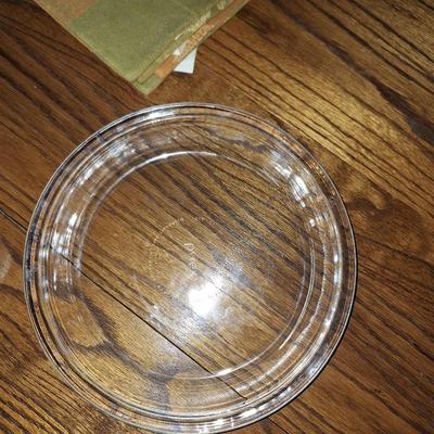 2 pyrex baking dishes