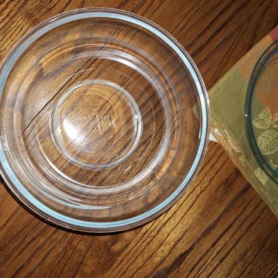 2 pyrex baking dishes